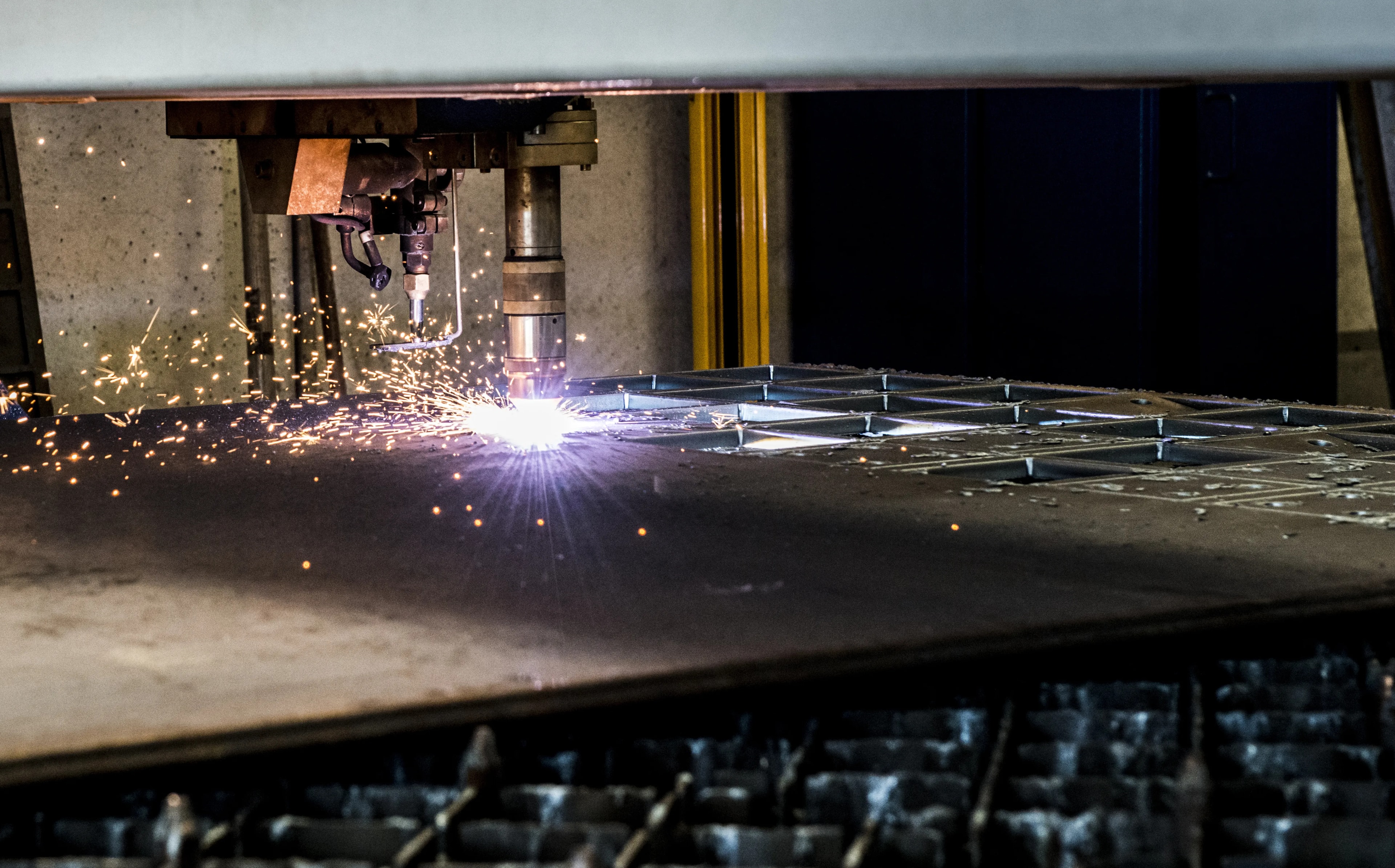 Wo kann man Stahlplatten individuell zuschneiden lassen?